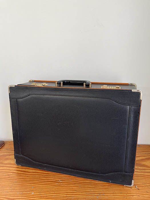 MALETÍN NEGRO Y DORADO. 45X15X34