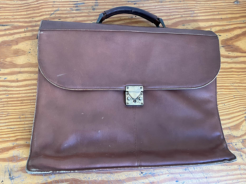 CARTERA CUERO MARRÓN. 43X10X38